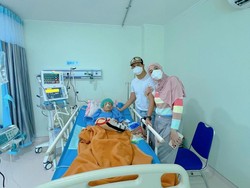 Mohon Doanya... Ibunda Sonny Septian Masuk ICU