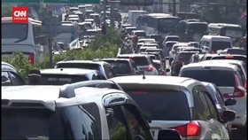 VIDEO: Momen Macet Belasan Jam di Kawasan Puncak Saat Libur Panjang