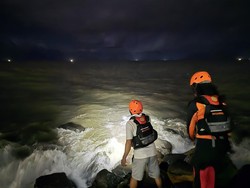 6 Pelajar Terseret Ombak di Pantai Padang, 5 Selamat-1 Hilang