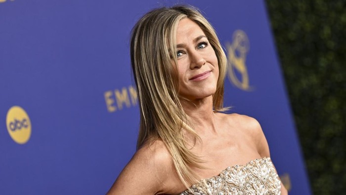 5 Busana Terbaik di Emmy Awards 2024, Detail Gaun Jennifer Aniston Memukau!