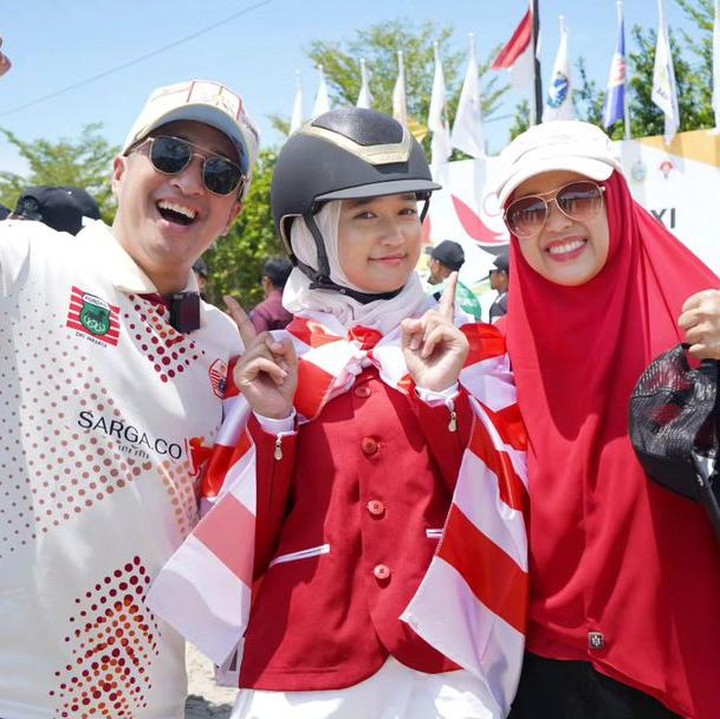 <p>Irfan Hakim dan sang istri tengah berbangga hati, Bunda. Belum lama ini, putri sulung mereka yang bernama Aisha Hakim berhasil bawa pulang medali emas dalam ajang PON 2024. (Foto: Instagram @irfanhakim75)<br /><br /><br /></p>