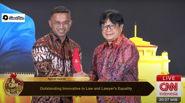 Mohamad Ali Nurdin dianugerahi penghargaan Outstanding Innovative in Law and Lawyer's Equality dalam ajang CNN Indonesia Awards keenam.