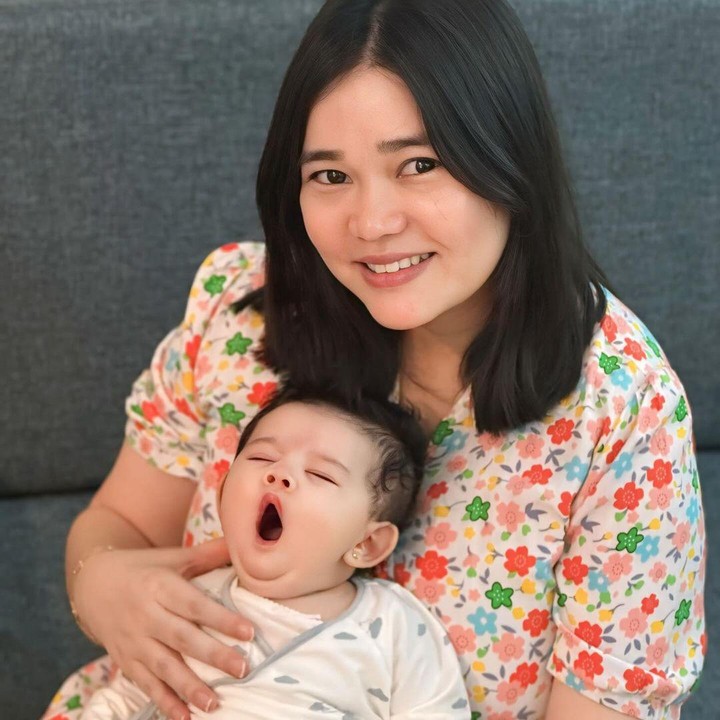 <p>Setelah menjadi ayah, Instagram Denny kini diwarnai dengan potret sang putri yang menggemaskan. Bahkan, baru-baru ini pria 42 tahun itu terlihat menggunggah potret sang istri bersama putrinya. (Foto: Instagram@sumargodenny)</p>