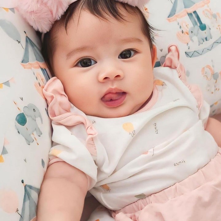 <p>Anak perempuan yang kerap disapa Biel ini lahir pada 27 Juli lalu dan saat ini genap berusia dua bulan, Bunda. Momen tersebut juga diabadikan oleh sang Ayah. (Foto: Instagram@gabriellasumargo)</p>