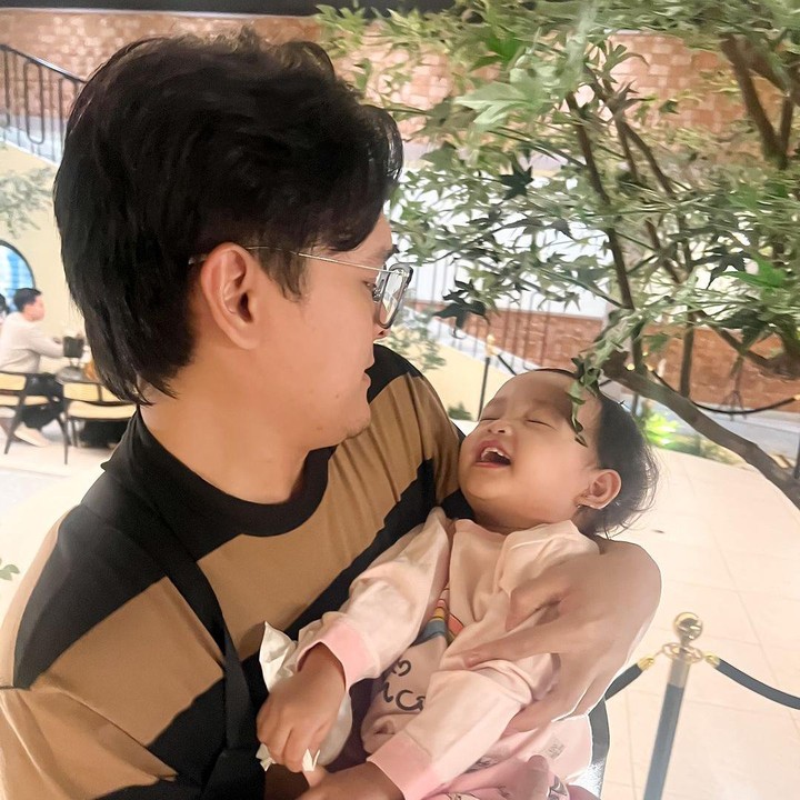 <p>Anisa Rahma resmi menikah dengan Anandito Dwis pada 16 September 2018. Pasangan ini dikaruniai anak kembar pada 13 Oktober 2022 melalui prosedur bayi tabung. Saat ini, Anisa tengah hamil anak ketiga yang didapatkan secara alami. (Foto: Instagram @anisarahma_12)</p>