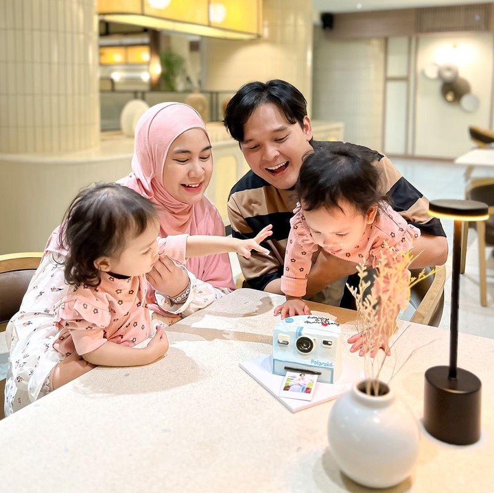 <p>Dalam unggahannya ini, Anisa membagikan potret saat menghabiskan <em>quality time</em> bersama suami dan kedua anak kembarnya, Alma dan Alsha. Meski tanpa perayaan yang mewah, keempatnya terlihat begitu bahagia ikut menghabiskan waktu bersama di hari spesial ini. (Foto: Instagram @anisarahma_12)</p>