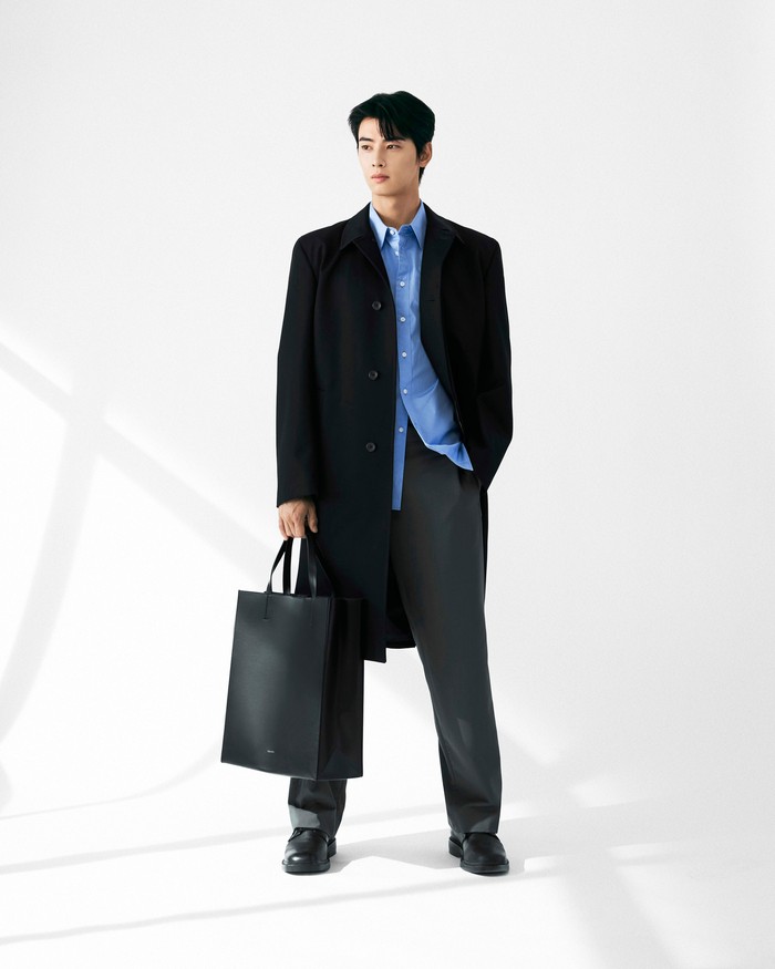 Bagi yang belum tahu, Calvin Klein Studio sendiri merupakan koleksi premium Calvin Klein yang berfokus pada keahlian dan timeless tailoring, sehingga menghasilkan desain yang rapi untuk tampilan yang modern dan sophisticated. / Foto: x.com/CalvinKlein