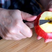 Tak Perlu Dikupas, 9 Daftar Buah Ini Bisa Dimakan Bersama Kulitnya dan Kaya Nutrisi