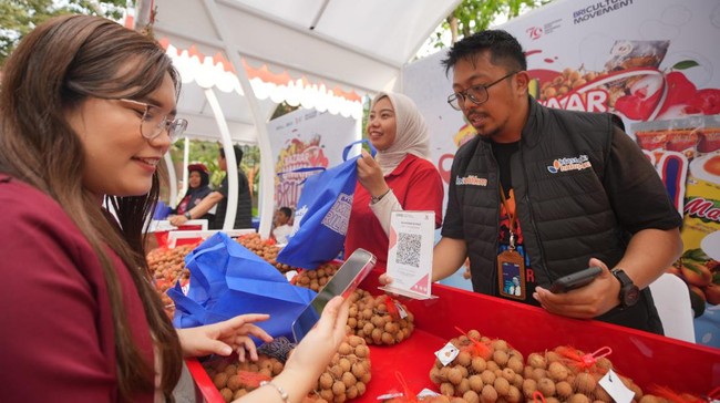 Salah satu UMKM yang ikut serta dalam bazar BRI adalah kelompok petani kelengkeng dari Desa Sugihan, Tuban, Jawa Timur, yang diwakilkan oleh Wiyono.