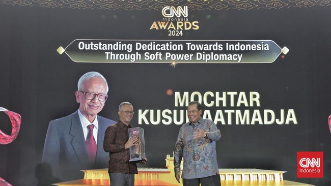 Prof Mochtar Kusumaatmadja dianugerahi Lifetime Achievement Award tepatnya Outstanding Dedication Towards Indonesia Through Soft Power Diplomacy.
