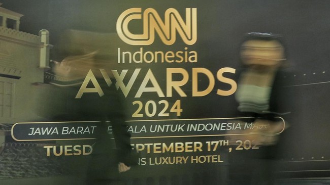 Pemkab Subang raih penghargaan Outstanding Sustainable Industrial Development dalam arena CNN Indonesia Awards di Bandung, Selasa (17/9).