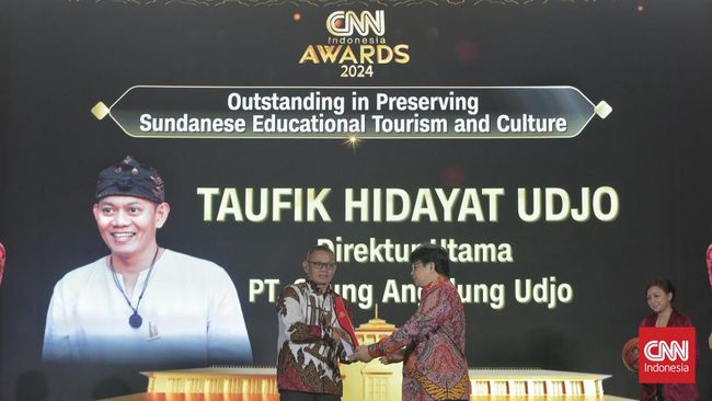 Taufik Hidayat Udjo, meraih penghargaan "Outstanding In Preserving Sundanese Educational Tourism and Culture. dalam acara CNN Indonesia Awards.
