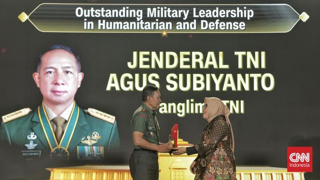 Panglima TNI Jenderal Agus Subiyanto meraih penghargaan Outstanding Military Leadership in Humanitarian and Defence dalam ajang CNN Indonesia Awards.