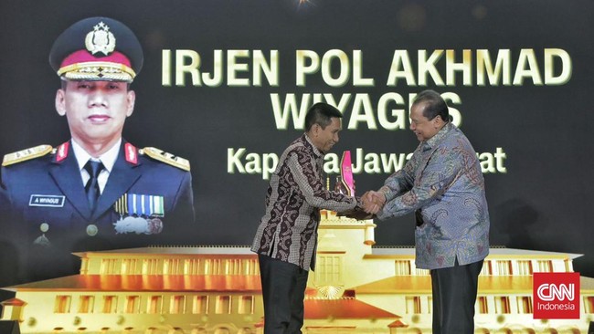 Irjen Pol Akhmad Wiyagus menerima penghargaan Best Leadership in Law & Crime Prevention dalam ajang CNN Indonesia Awards.
