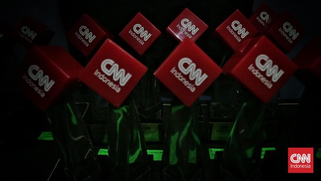 CNN Indonesia Awards 2024 sukses digelar di Bandung, Jawa Barat, Selasa (17/9) malam. Pemerintah kota/kabupaten, swasta, hingga tokoh menerima penghargaan ini.