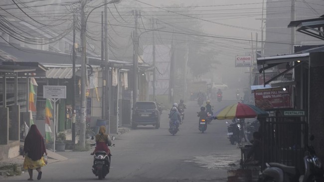 FOTO: Kebakaran di TPSA Bagendung, Kota Cilegon Berselimut Kabut Asap