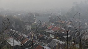FOTO: Kebakaran di TPSA Bagendung, Kota Cilegon Berselimut Kabut Asap