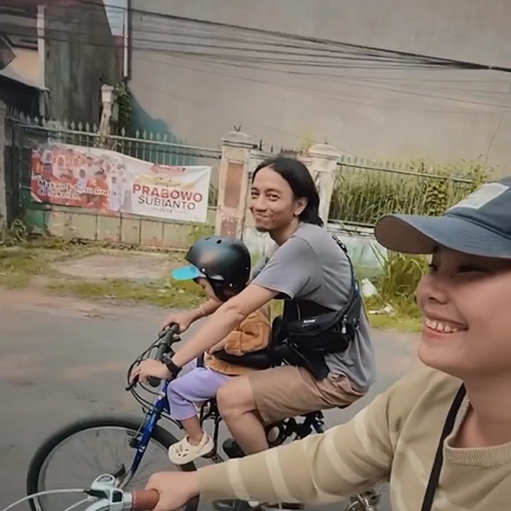 <p>Vokalis grup musik indie Fiersa Besari menikah dengan Aqia Nurfadla sejak 2019 lalu. Saat ini ia dan sang istri sudah dikaruniai seorang anak perempuan bernama Kinasih Menyusuri Bumi.(Foto: Instagram @fiersabesari)<br /><br /><br /></p>