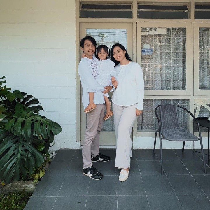 <p>Setelah menikah, Fiersa Besari dikaruniai seorang putri cantik bernama Kinasih Menyusuri Bumi pada 16 Februari 2021. Menurut KBBI, Kinasih sendiri berarti 'sangat dikasihi', Menyusuri berarti 'menelusuri', sedangkan Bumi adalah tempat manusia hidup. Tidak hanya itu, nama Bumi diambil karena Fiersa dan sang istri sangat suka jalan-jalan. (Foto: Instagram @fiersabesari)</p>