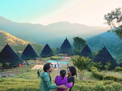 Rehat Sejenak dari Dunia Musik demi Anak, Ini 5 Potret Fiersa Besari Bareng Istri & Putrinya