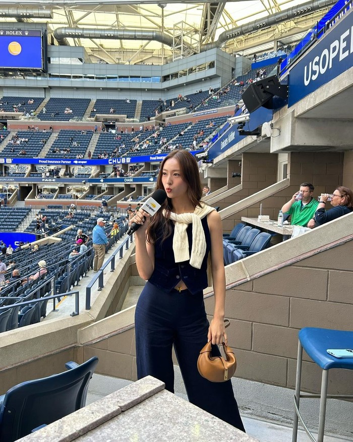 Ia pun pernah menghadiri Wimbledon 2022, Wimbledon 2023, dan Australia Open 2024. Penampilannya yang tak pernah gagal dari waktu ke waktu membuat fans selalu menantikan kehadirannya di turnamen Grand Slam setiap tahunnya. / Foto: instagram.com/vousmevoyez