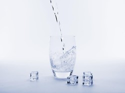 Benarkah Minum Air Es Saat Haid Bikin Darah Membeku? Simak Faktanya!