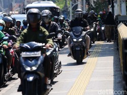 Bule Soroti Motor Naik Trotoar: Ditabrak Ojol, Mau Dikeroyok Emak-Emak