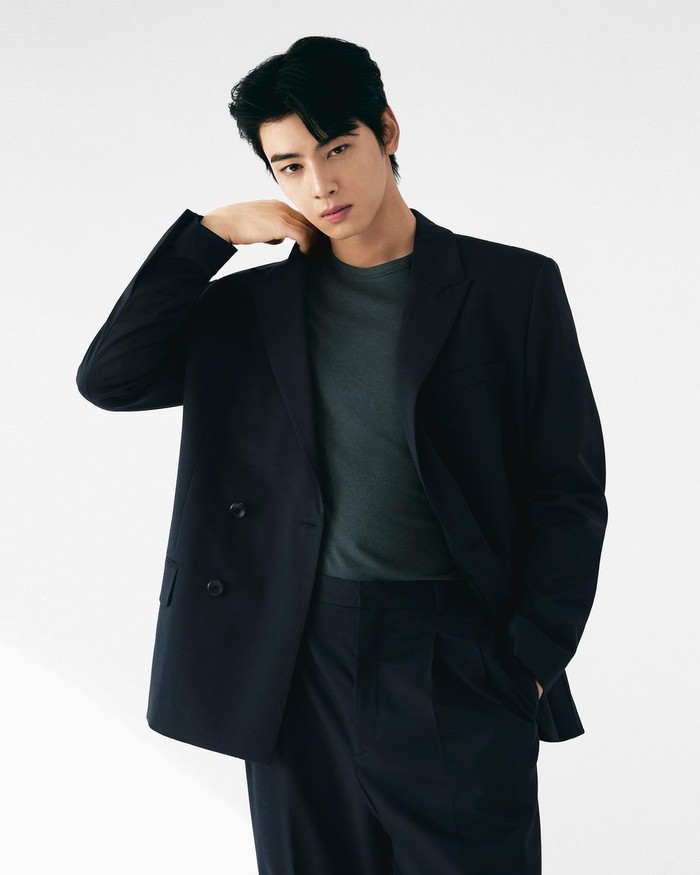 Kali ini, Cha Eunwoo ASTRO dipilih menjadi model untuk campaign terbaru Calvin Klein Studio. Potret-potret menawannya dibagikan di media sosial pada Selasa, (10/9) dan langsung dibanjiri beragam komentar positif. / Foto: instagram.com/calvinklein