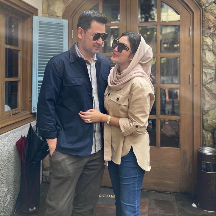<p>Hikmal Abrar dan Nuri Shaden baru saja merayakan hari ulang tahun pernikahan mereka. Tak terasa, pasangan ini sudah 15 membangun rumah tangga. (Foto: Instagram @nurishaden)</p>
