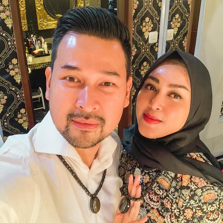 <p>Hikmal dan Nuri tak segan memamerkan kemesraan mereka di media sosial. Kehidupan rumah tangga pasangan ini jauh dari gosip miring, lho. (Foto: Instagram @nurishaden)</p>