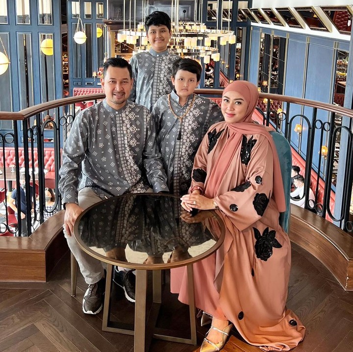 <p>Dari pernikahan itu, mereka dikaruniai tiga orang anak. Putra pertama mereka, Radef Rosulli Nasution lahir pada 2010, disusul oleh Razka Raffasya Bey Nasution di tahun 2016. (Foto: Instagram @nurishaden)</p>
