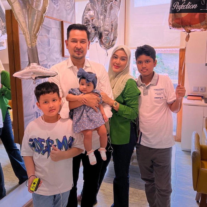 <p>Pasangan ini kerap melakukan<em> quality time</em> bersama ketiga anak mereka, mulai dari hal sederhana seperti makan siang di akhir pekan, hingga berlibur ke luar negeri. (Foto: Instagram @nurishaden)</p>
