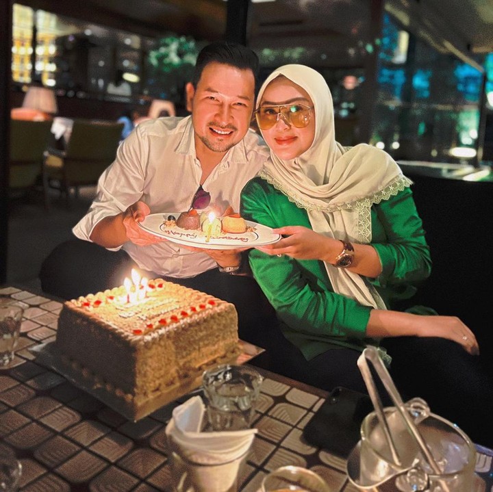 <p>Keduanya juga tidak lupa merayakan momen spesial, seperti hari ulang tahun. Nuri mengunggah potret manis ketika merayakan ulang tahun sang suami. "Happy birthday papi," tulis Nuri dalam unggahan fotonya. (Foto: Instagram @nurishaden)</p>