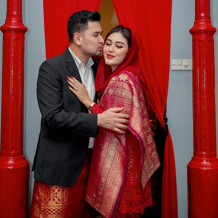 <p>Hikmal dan Nuri menikah pada tanggal cantik 9 September 2009. Belasan tahun berumah tangga, pasangan ini tetap terlihat mesra dan harmonis. (Foto: Instagram @nurishaden)</p>