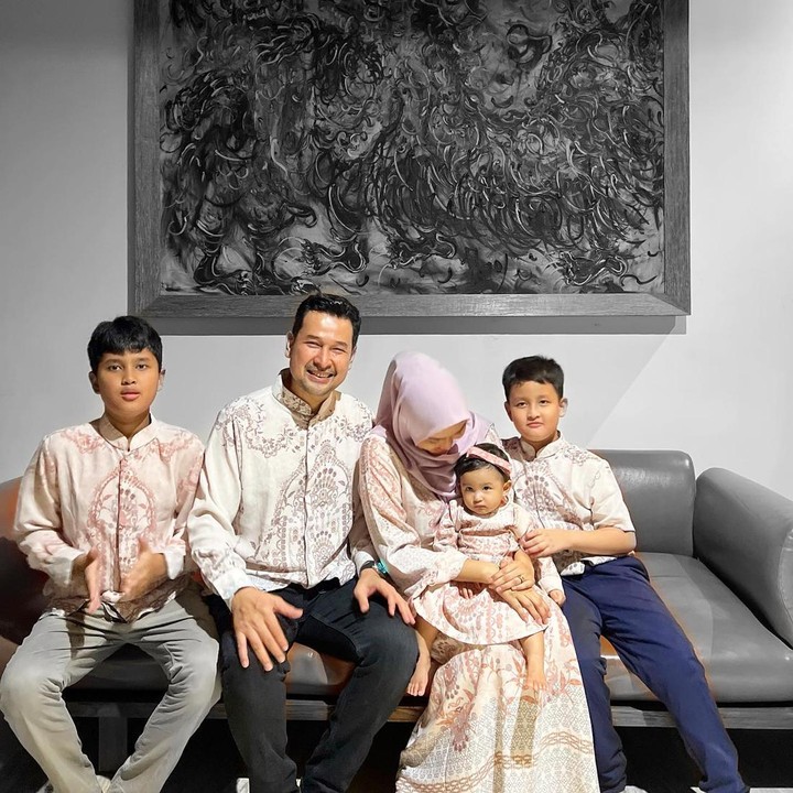 <p>Kemudian pada 2022, pasangan ini akhirnya dikaruniai seorang putri bernama Rayna Nasution. Ketiga anak mereka terpaut jarak usia yang cukup jauh, yakni enam tahun. (Foto: Instagram @nurishaden)</p>