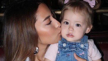 img-title Kesal Anak Dipegang-pegang, Jennifer Coppen Larang Fans Foto Bareng Kamari
