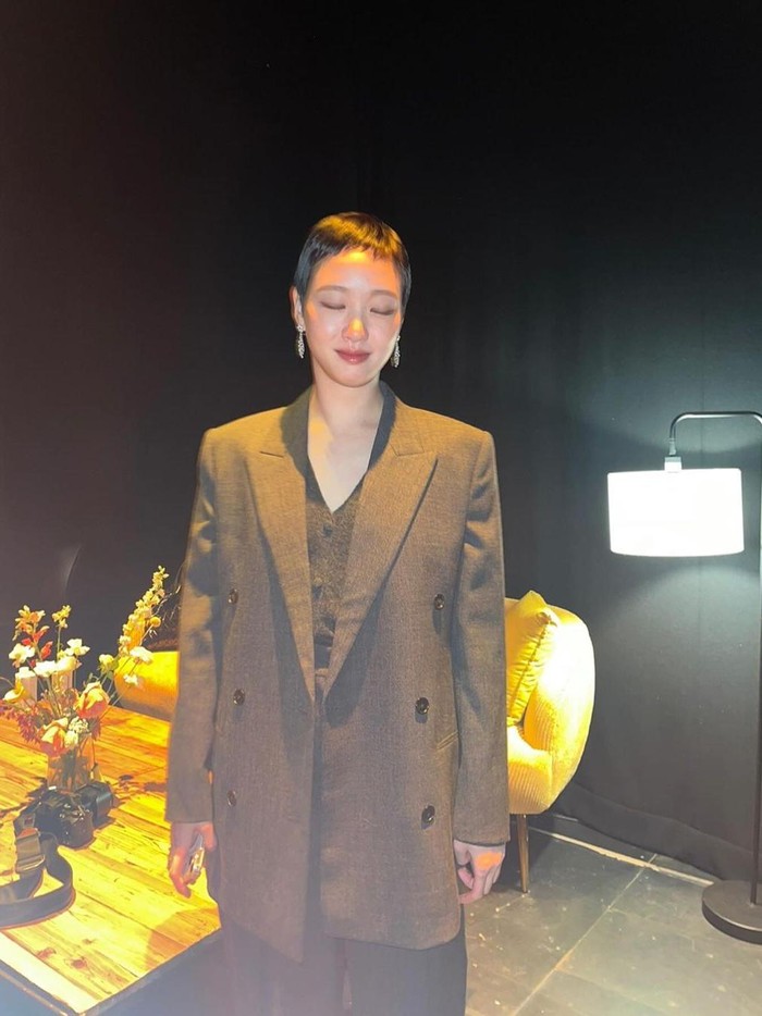 Aktris Korea Kim Go Eun sukses membuat penggemar pangling dengan penampilan barunya. Ia tampil memesona dengan gaya rambut pixie cut./ Foto: instagram.com/ggonekim