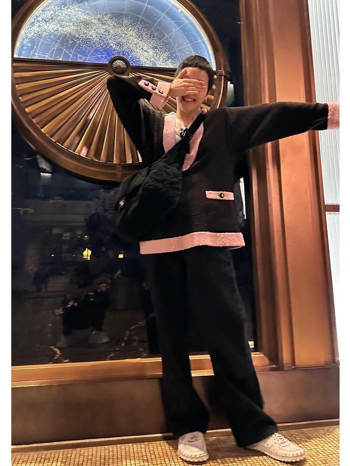 Selain tampil anggun di TIFF 2024, ia juga memamerkan gaya boyish dengan casual outfit yang serasi dengan pixie cut barunya./ Foto: instagram.com/ggonekim