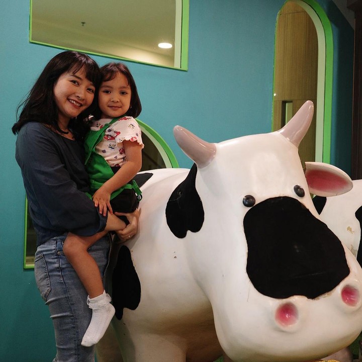 <p>Kinal melahirkan anak pertamanya pada 9 Juni 2020. Putri pertamanya yang berusia 4 tahun ini bernama Kaluna Alika Murod. (Foto: Instagram @kinalputridevi)</p>