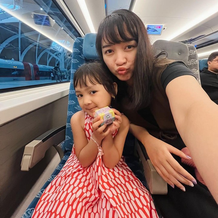 <p>Kinal kerap membagikan potret kebersamaannya dengan sang putri di media sosial. Keduanya sering quality time bareng lho, Bunda. Baru-baru ini, Kinal dan Kaluna menghabiskan waktu membuat kerajinan tangan. (Foto: Instagram @kinalputridevi)</p>