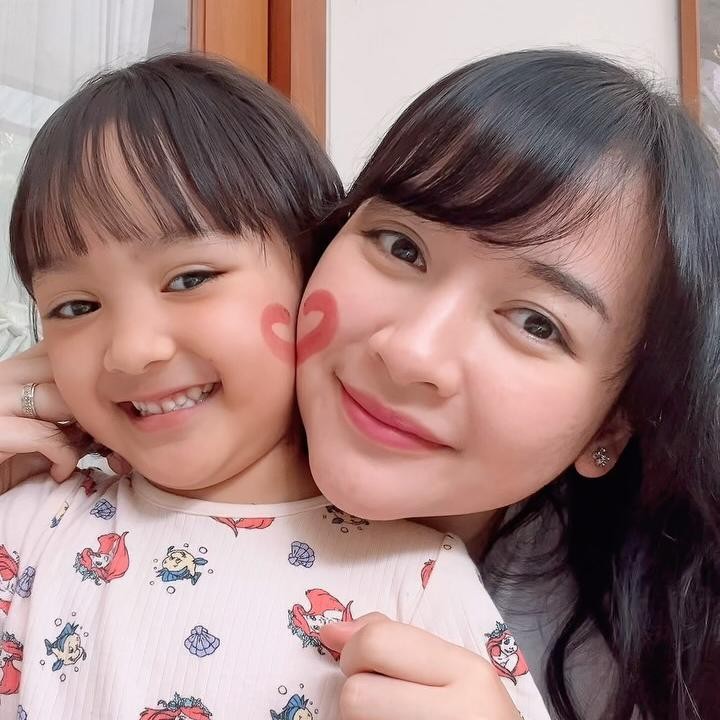 <p>Banyak netizen bilang, Kaluna memiliki paras yang cantik mirip dengan sang Bunda. "Teh kinal junior inimaab, semirip ituuu," tulis akun @ar***. "ini mah kak kinal kemasan sachet ," ujar @ia***. (Foto: Instagram @kinalputridevi)</p>