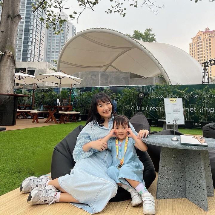 <p>Dalam berbagai kesempatan, Kinal dan putrinya Kaluna juga kerap mengenakan pakaian berwarna senada. Di satu momen, ibu dan anak ini bahkan mengenakan aksesoris yang mirip, seperti sepatu kets putih. (Foto: Instagram @kinalputridevi)</p>