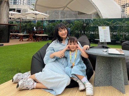 5 Potret Momen Kinal Eks JKT48 Bareng Putri Tercinta