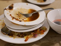 Pelanggan Restoran yang Bersihkan Meja Usai Makan Cerminkan Sikap Pribadi