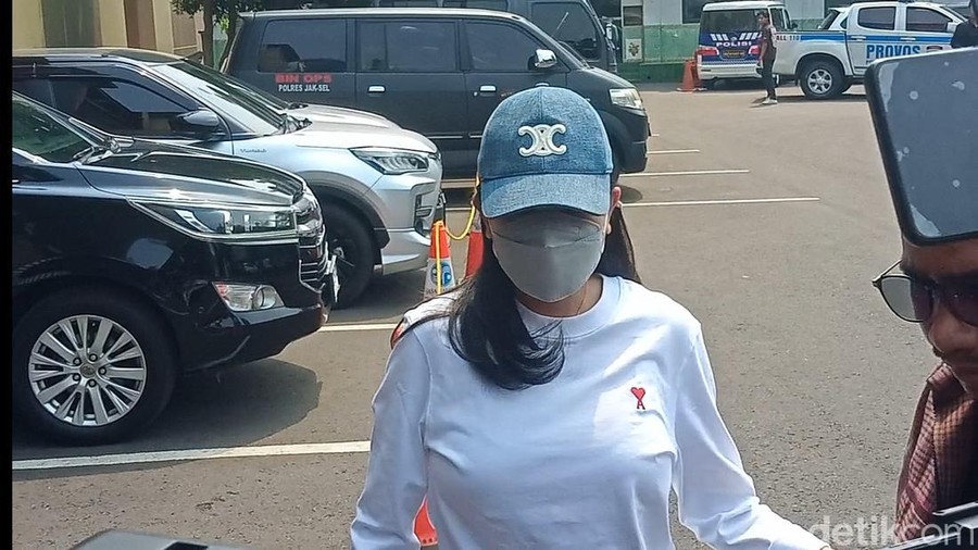 nikita mirzani Nikita Mirzani saat ditemui di Polres Jakarta Selatan.