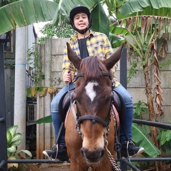 <p>Nizam juga menceritakan, dahulu ia bahagia bisa lolos <em>casting</em>. Pekerjaan tersebut juga ia senangi karena bisa dilakukan sambil bermain. "Awalnya kan dibawa <em>casting,</em> keterima, main syuting. Akhirnya ketagihan karena kalau syuting itu kan sambil bisa main di lokasi, jadi akunya <em>enjoy</em> dan keterusan sampai sekarang," bebernya. (Foto: Instagram @nizamhasan342)<br /><br /><br /></p>