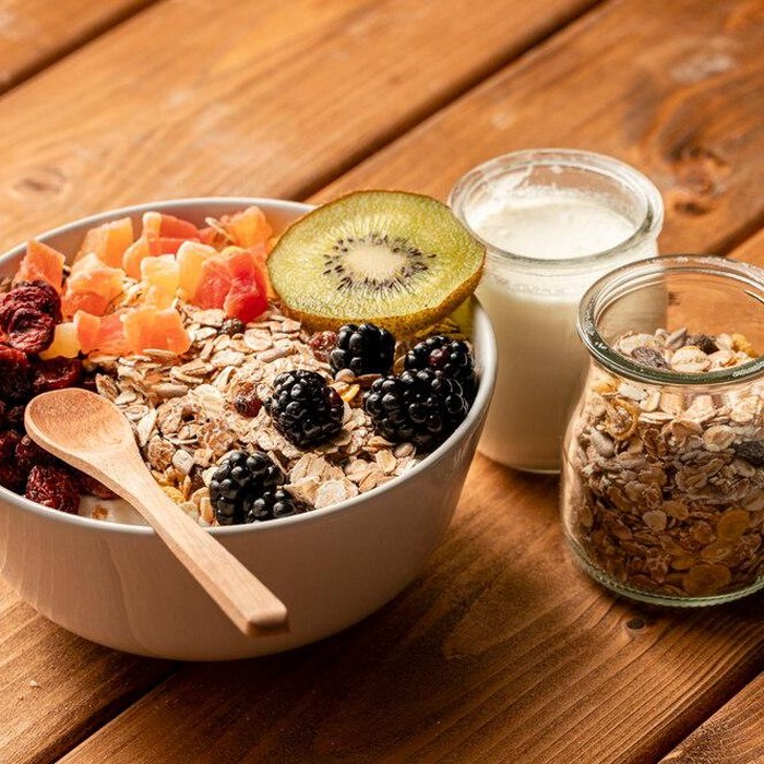Overnight oat bisa menjadi menu bekal makan siang yang simple, tapi lezat dan bergizi (Overnight Oat/Foto: freepik.com/ freepik)