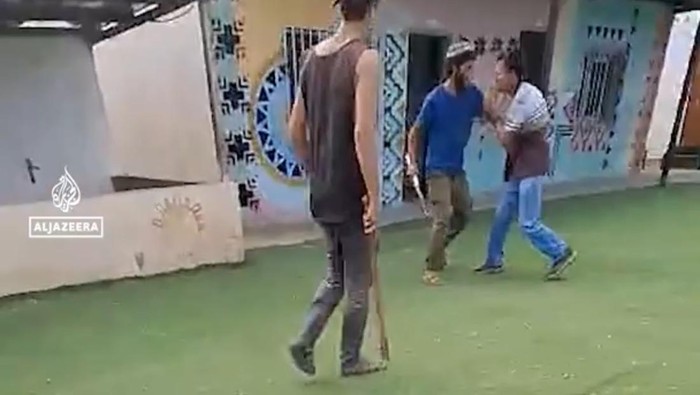 Pasukan israel menyerang siswa dan guru Palestina