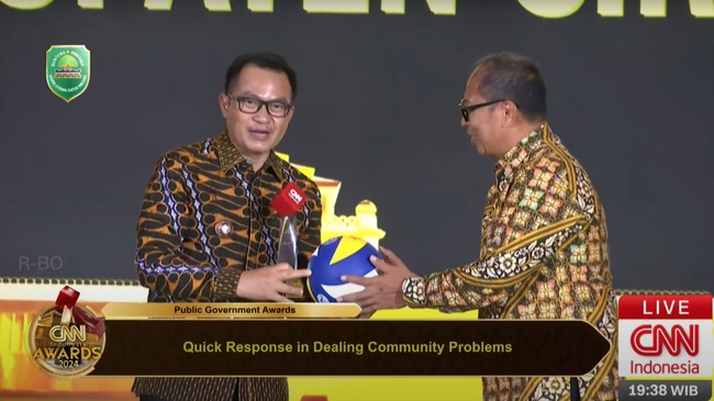 Pemkab Cirebon sabet penghargaan Quick Response in Dealing Community Problems dalam ajang CNN Indonesia Awards di Bandung, Selasa (17/9).