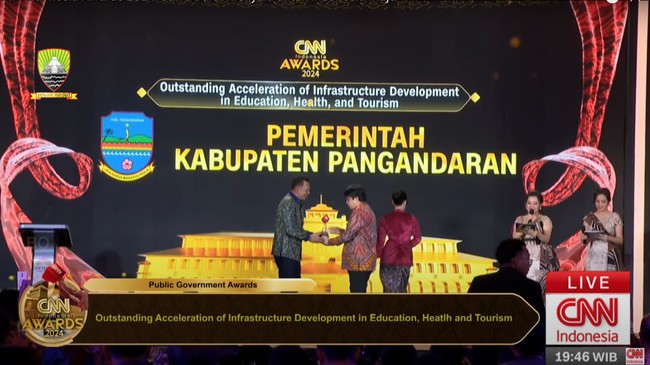 Pemkab Pangandaran raih Outstanding Acceleration of Infrastucture Development in Education, Health, & Tourism di ajang CNN Indonesia Awards.
